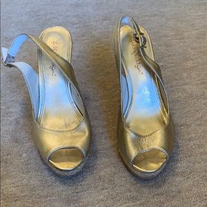 Lilly Pulitzer gold wedge